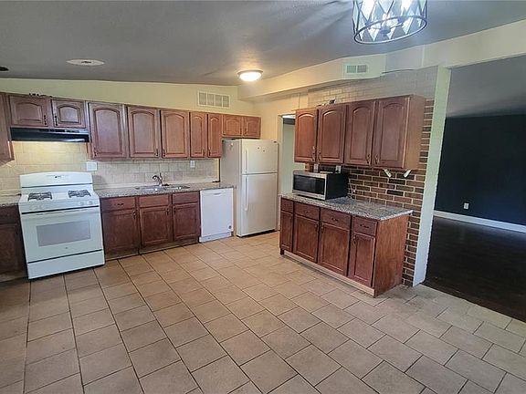 3rd image of 340 Holiday Hill Dr