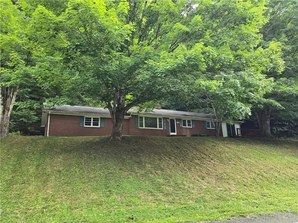 2158 W Mill Creek Road, Warrensville, NC 28693