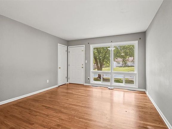5th image of 811 W Union Cir