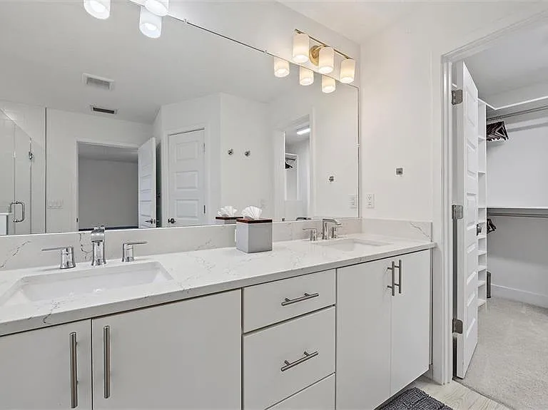 2587 Temple St — Photo 14