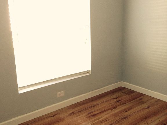 5th image of 318 Oceanside Ct