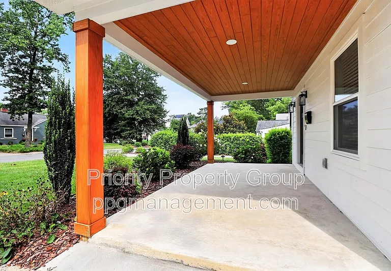 1033 Drummond Ave — Photo 2