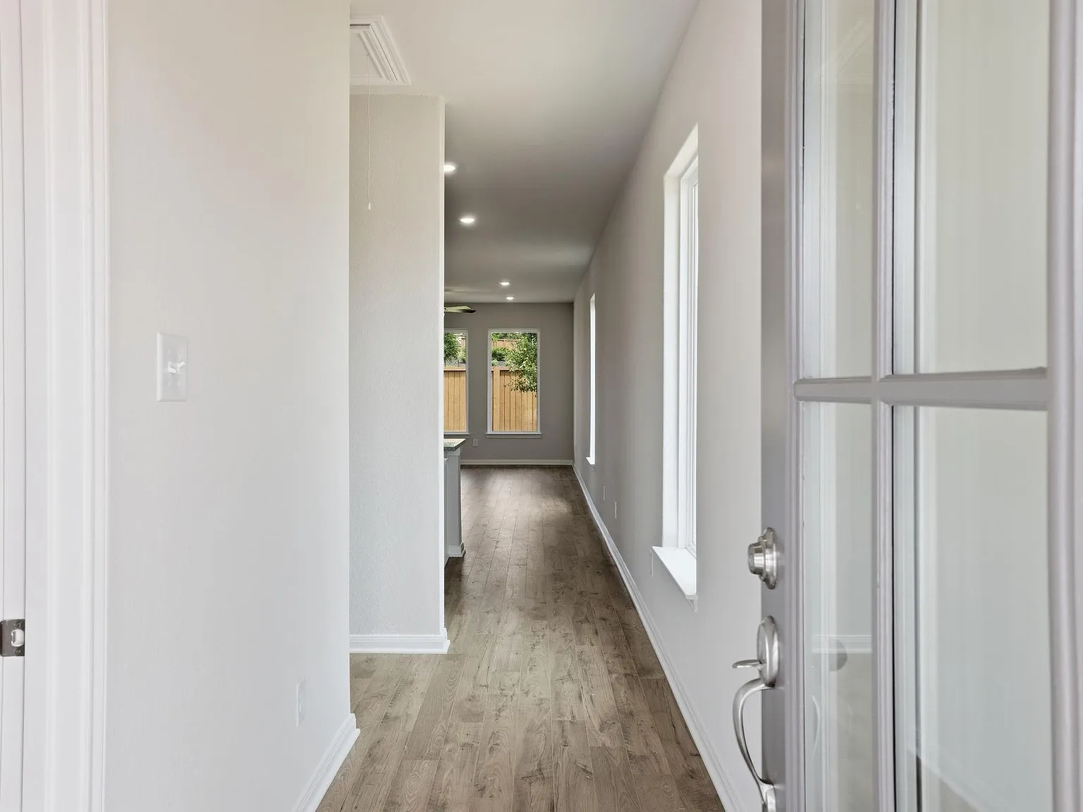 3 bed, 2.0 bath, 1228 sqft, $2,300 — Photo 3