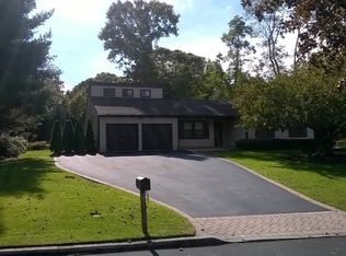 14 Caterham Ln, Setauket, NY 11733