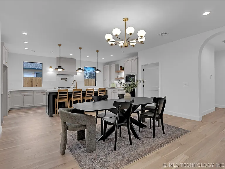 515 W El Paso St — Photo 18