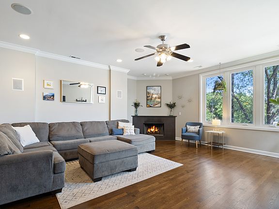 3rd image of 2058 N Western Ave APT 201