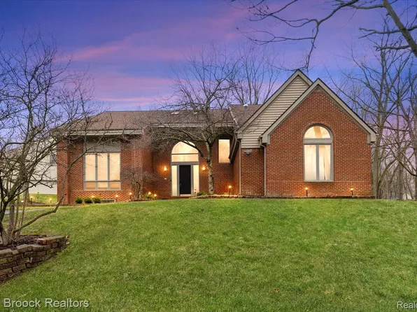 2295 Shore Hill Dr, West Bloomfield, MI 48323
