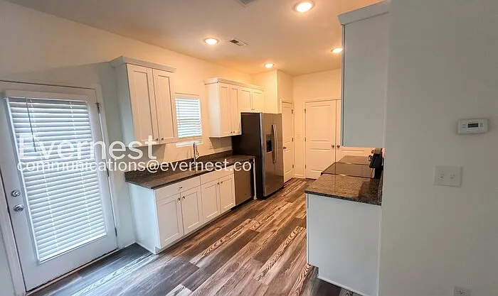 3 bed, 2.5 bath, 1446 sqft, $1,795 — Photo 3