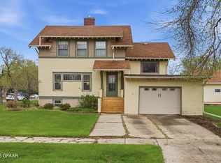 404 2nd Ave NE, Hillsboro, ND 58045