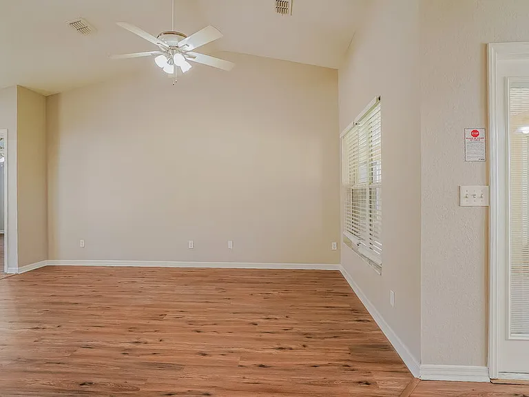 35221 W Griffin Dr — Photo 5