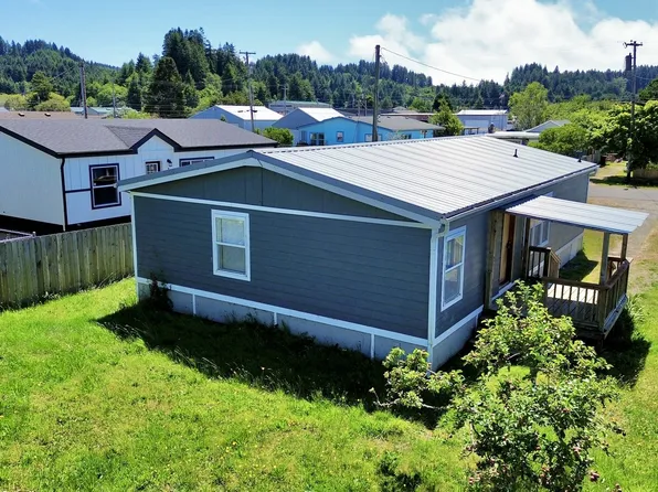 160 N 10th St, Lakeside, OR 97449