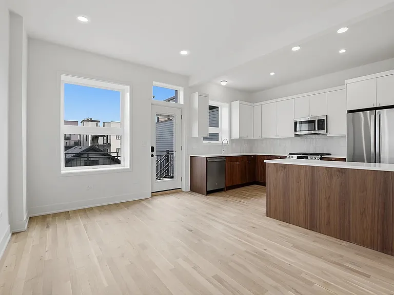 1751 W Superior St #2F — Photo 2