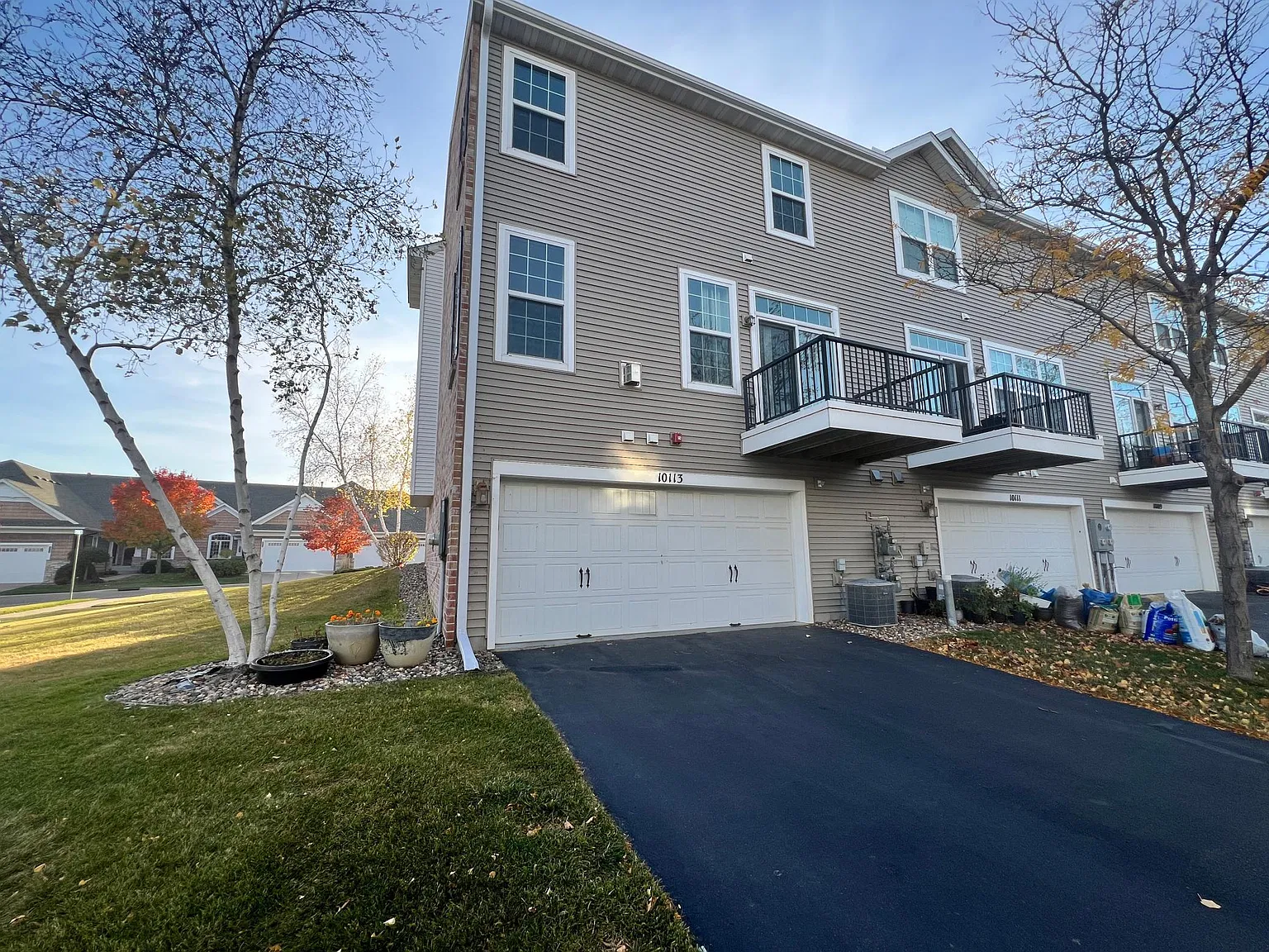 4 bed, 3.5 bath, 2379 sqft, $2,845 — Photo 1
