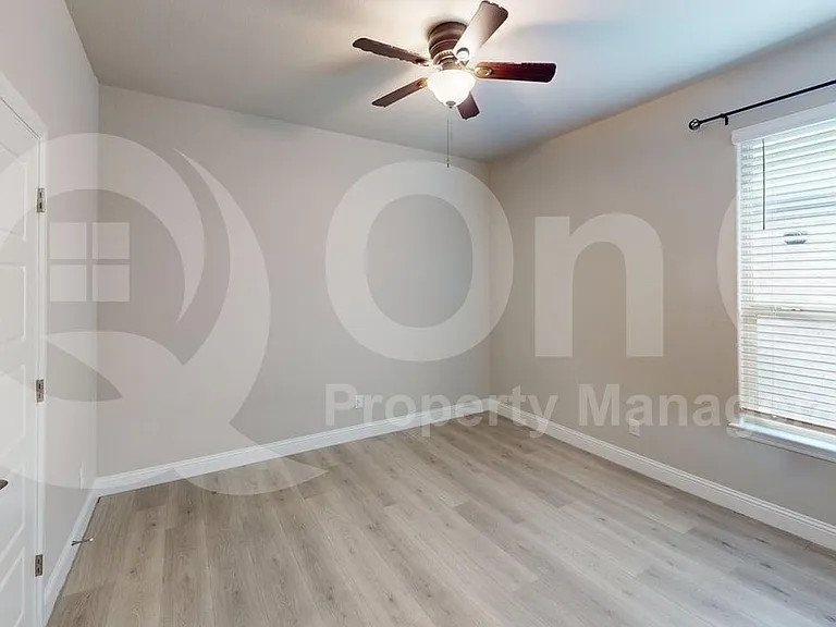 1005 Whitehall Ln — Photo 13