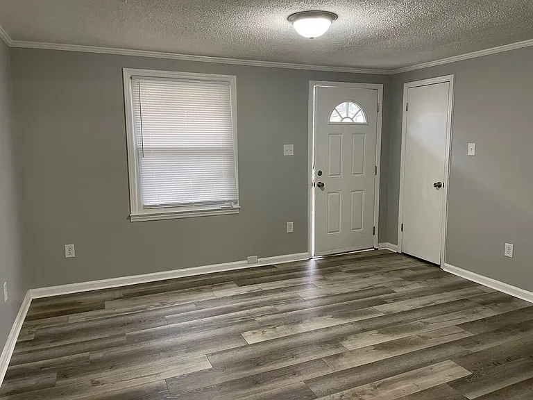 715-717 Glenwood Rd — Photo 3