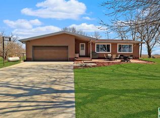 1402 275th St, Salix, IA 51052