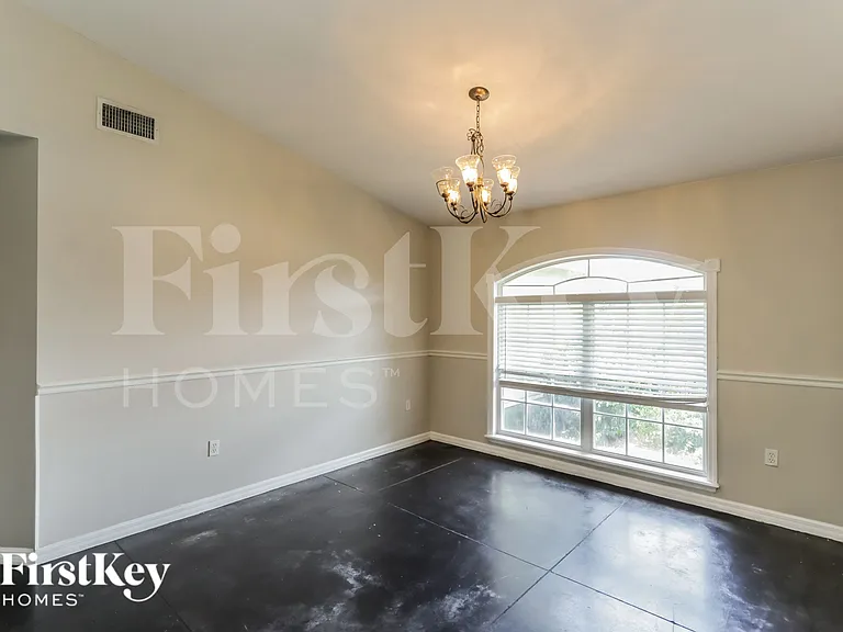 1411 Banbury Loop N — Photo 3