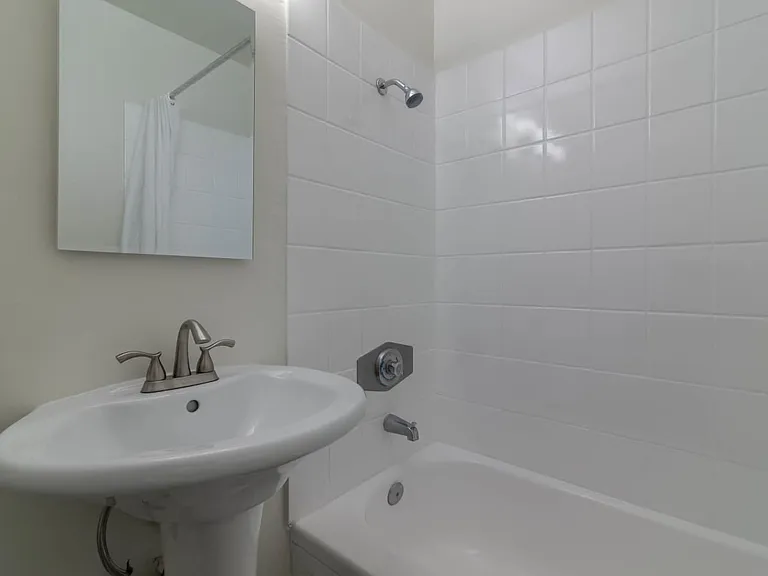 4854-4860 Hazeltine Apartments — Photo 15