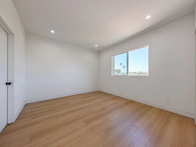 2847 S. Victoria Ave — Photo 25