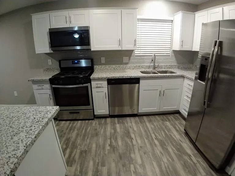 2402 Iowa Ave — Photo 5