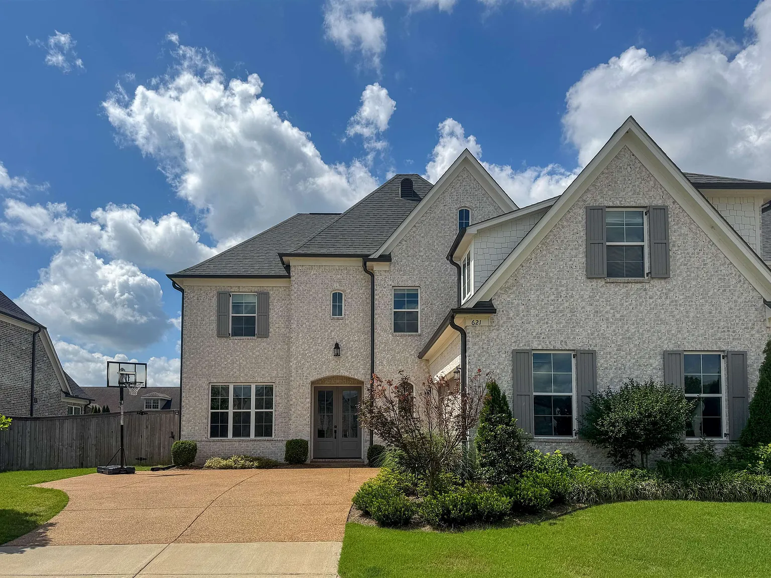 5 bed, 3.5 bath, 3295 sqft, $4,000 — Photo 1