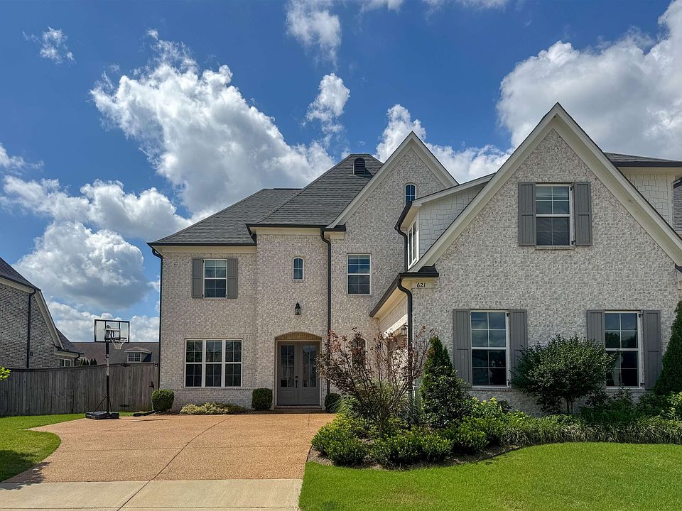1st image of 621 Covington Walk Ln S