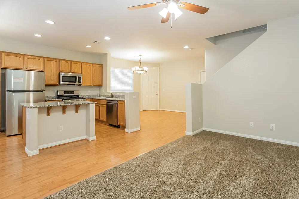 3 bed, 2.5 bath, 1632 sqft, $2,215 — Photo 3