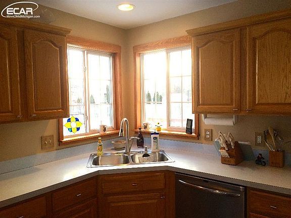 3rd image of 4403 Great Oaks Dr