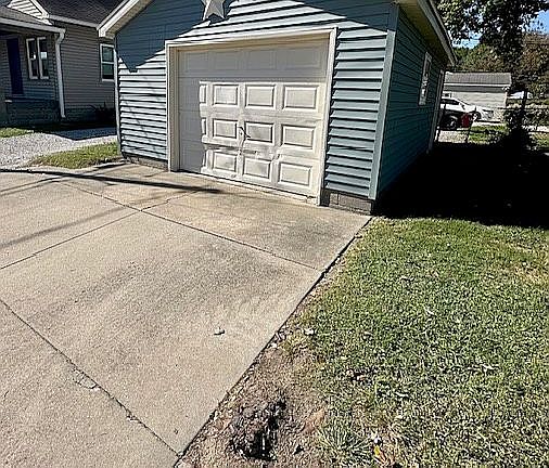 1 car garage w/work bench 
