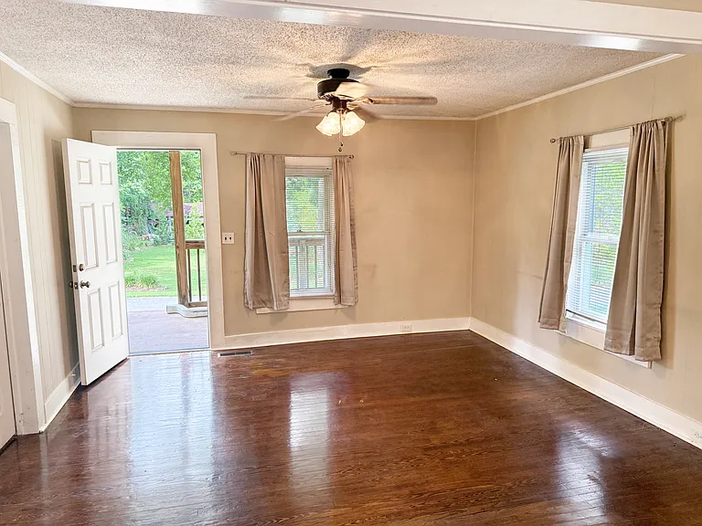 210 N Valley Rd — Photo 2