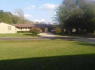 2105 Ironwood Ln, Charleston, IL 61920