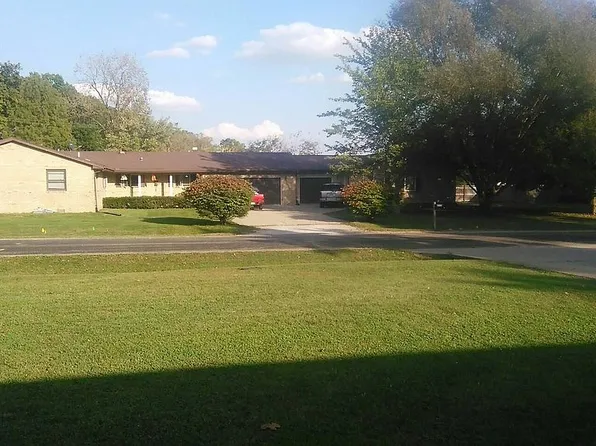 2105 Ironwood Ln, Charleston, IL 61920