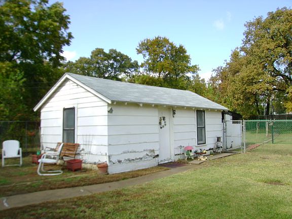 4th image of 8305 Woods Ln