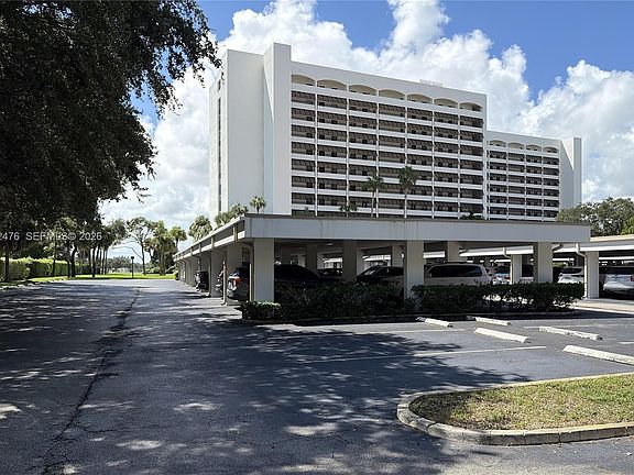 2nd image of 356 Golfview Rd APT 305