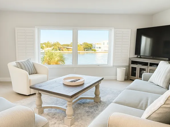 285 107th Ave APT 409, Treasure Island, FL 33706