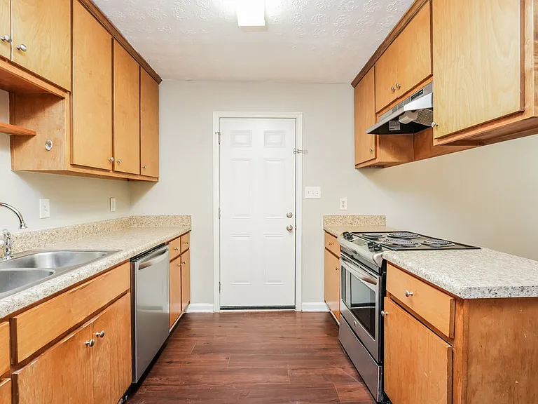 465 Rosehill Dr — Photo 6