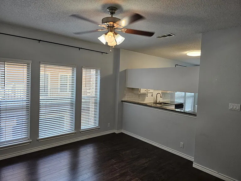2414 Longview St — Photo 3