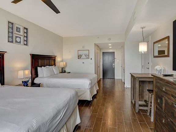 Studio with 2 queen beds