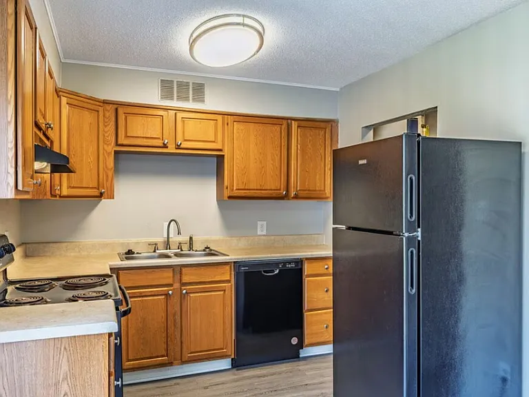 812 Fairview Dr — Photo 1