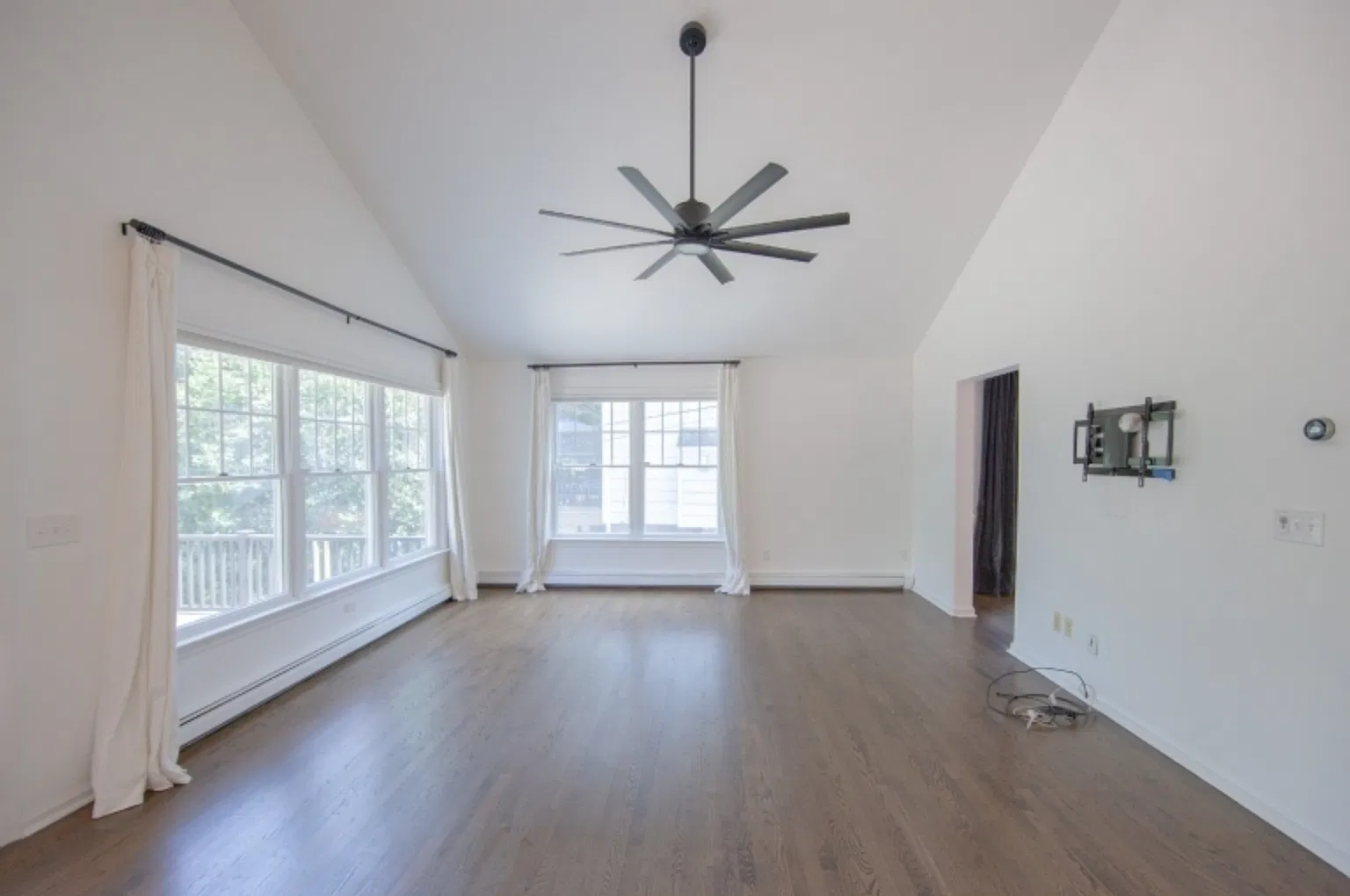 3 bed, 1885 sqft, $9,500 — Photo 2