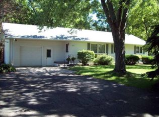 865 N Center Point Rd, Hiawatha, IA 52233