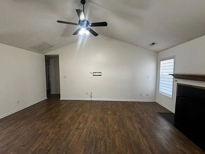 143 Haywood Dr — Photo 3