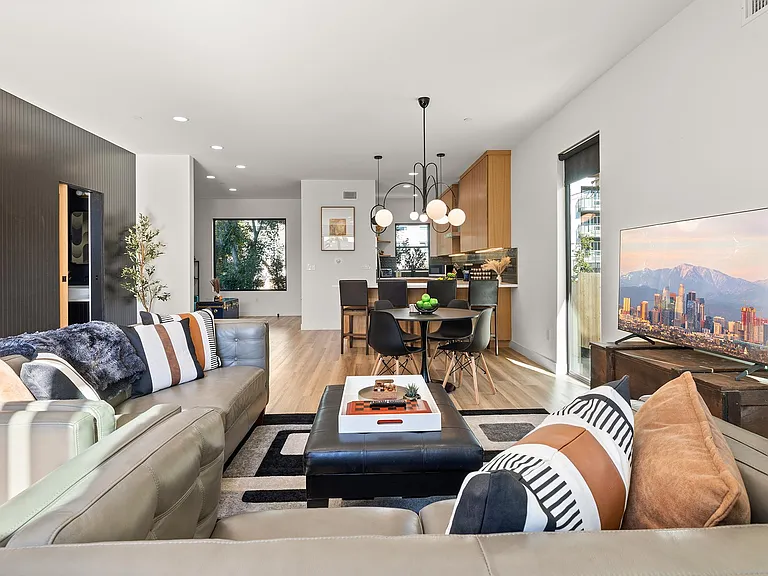 1916 W Ct — Photo 1