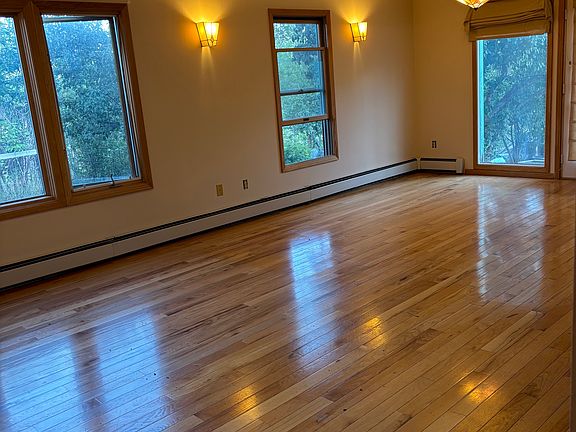 4th image of 1590 Tamarack Ave