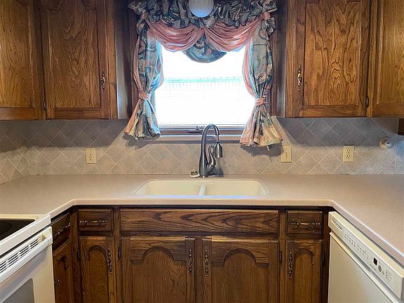 5th image of 2895 Westmont Dr
