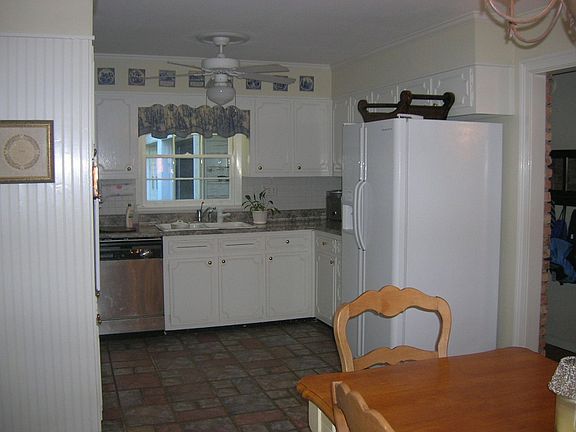 Kitchen w view to family rm/bfst room