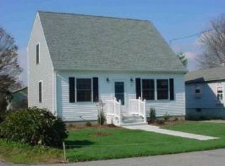 13 Eddy Ln, Narragansett, RI 02882