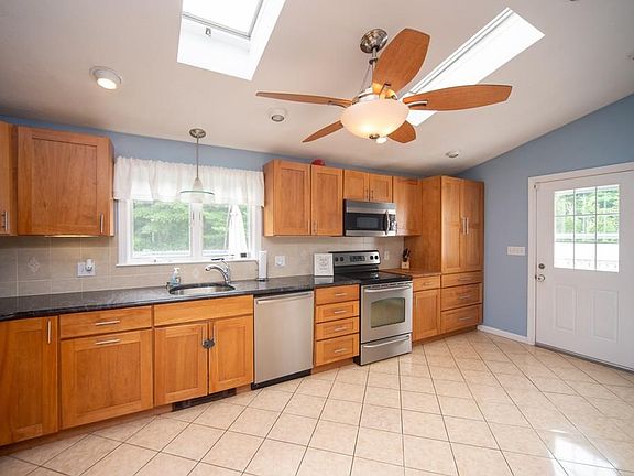 5th image of 164 Broadmeadow Dr