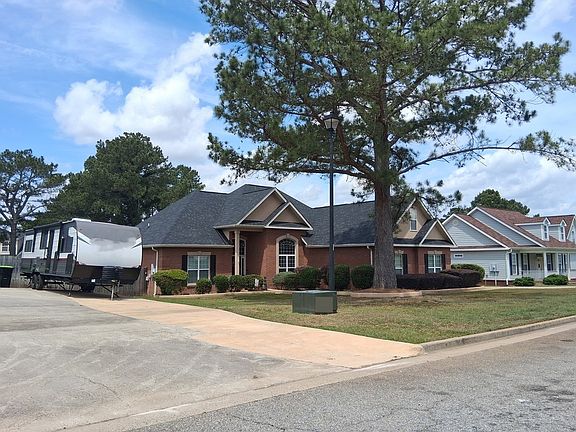 3rd image of 715 Bay Laurel Cir