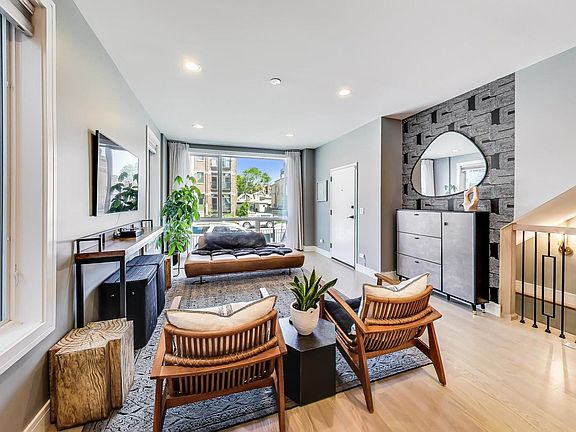 5th image of 2429 W Augusta Blvd APT 1